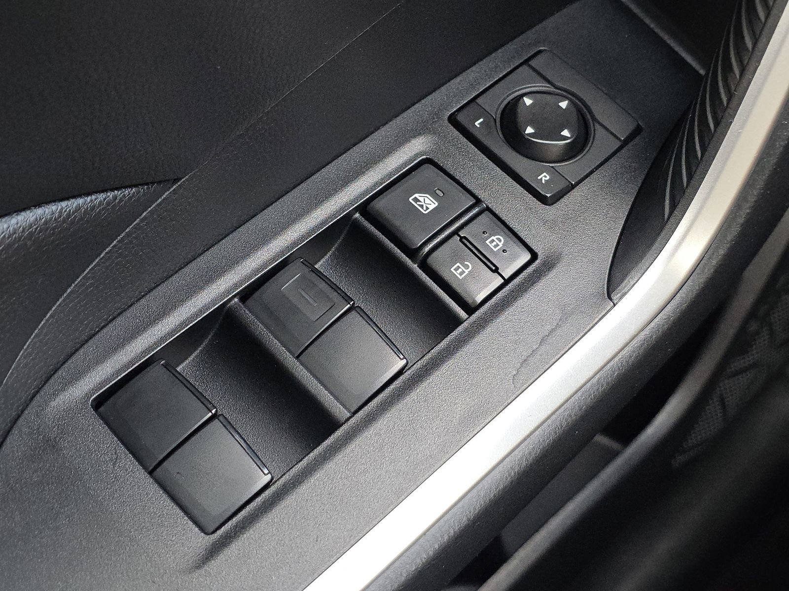 Used 2019 Toyota RAV4 LE image 27