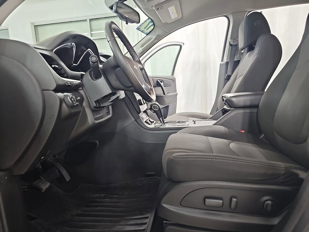 Used 2017 Chevrolet Traverse LT w/ Style and Technology Package image 19