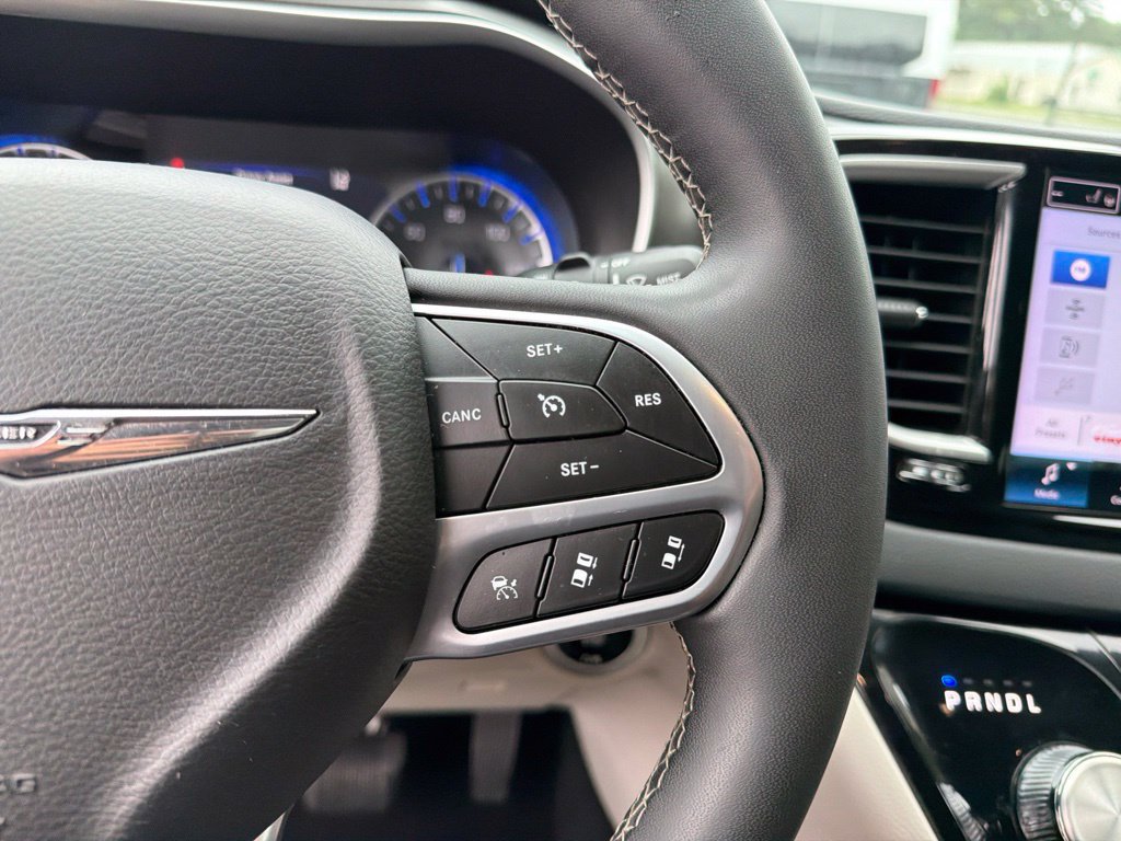 Used 2024 Chrysler Pacifica Touring-L FWD image 16