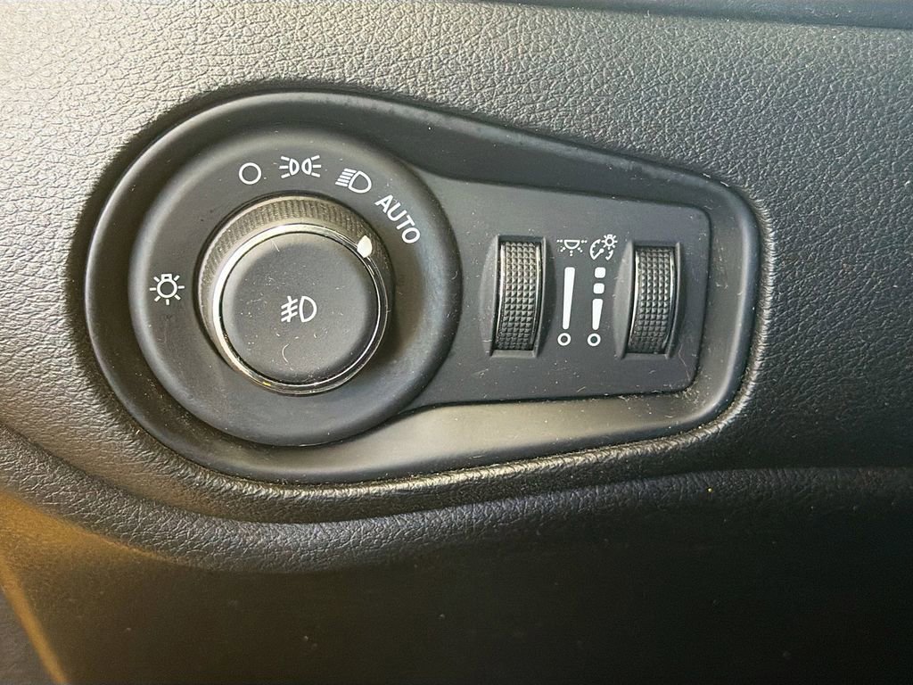 Used 2017 Jeep Renegade Latitude image 10