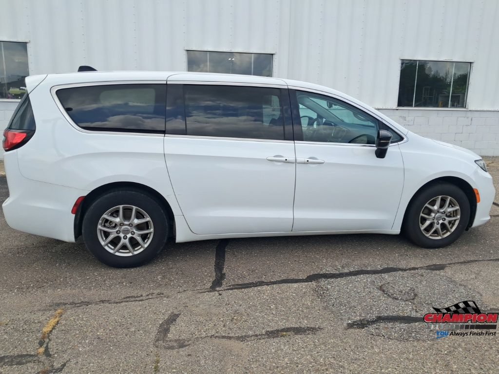 Used 2024 Chrysler Pacifica Touring-L FWD image 13