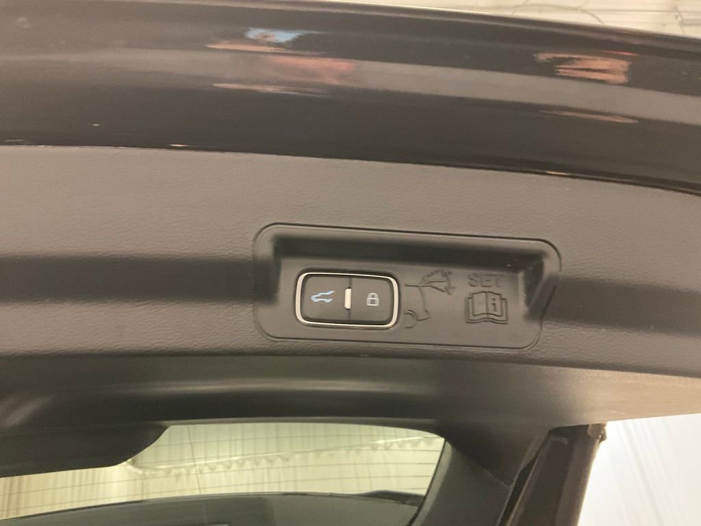 Used 2023 Ford Explorer XLT AWD/4WD image 25