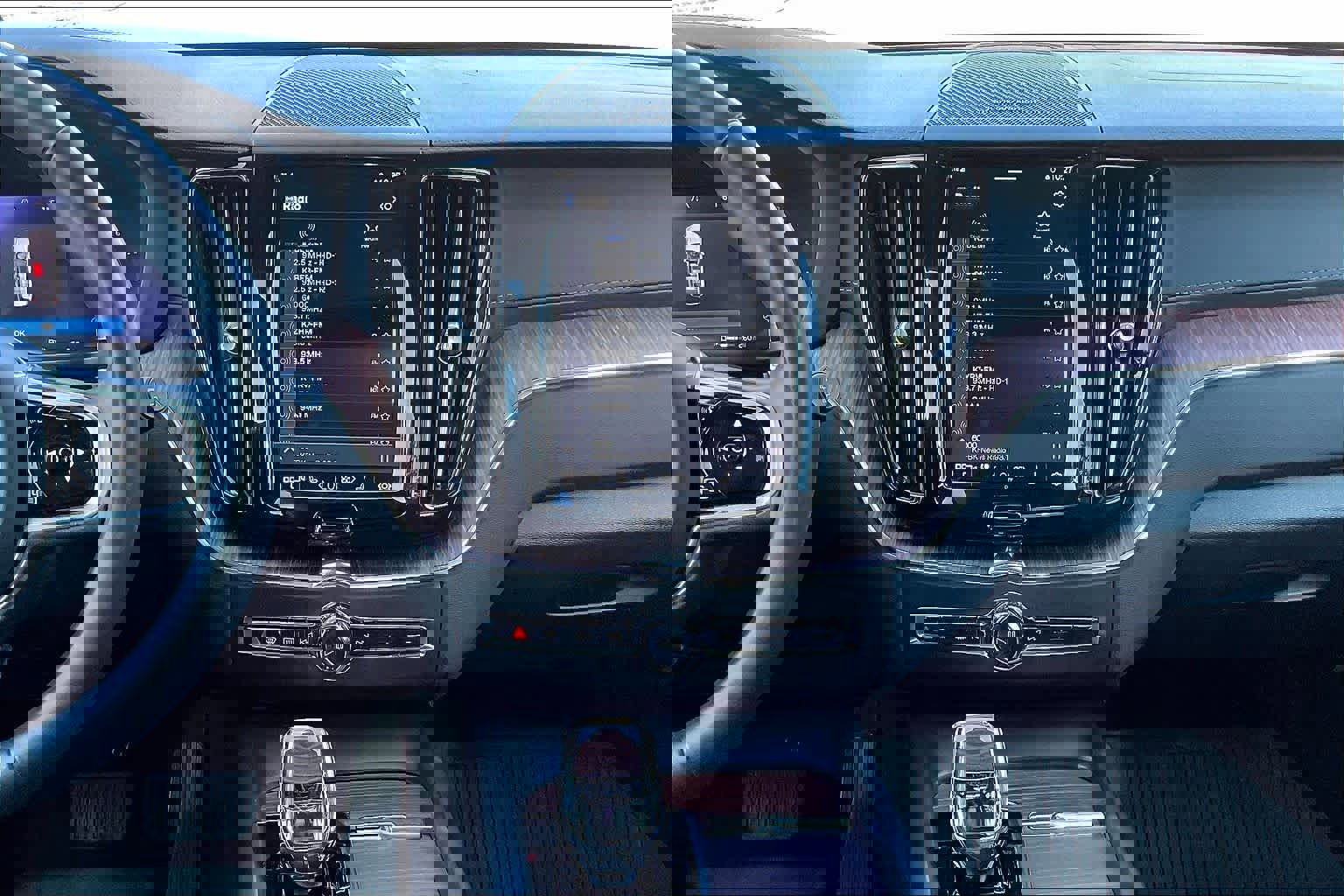 Used 2023 Volvo XC60 B5 Ultimate image 9