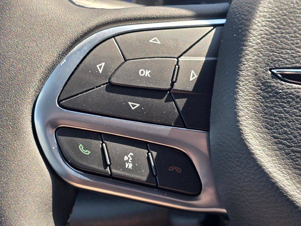 Used 2026 Chrysler Pacifica Select FWD image 39