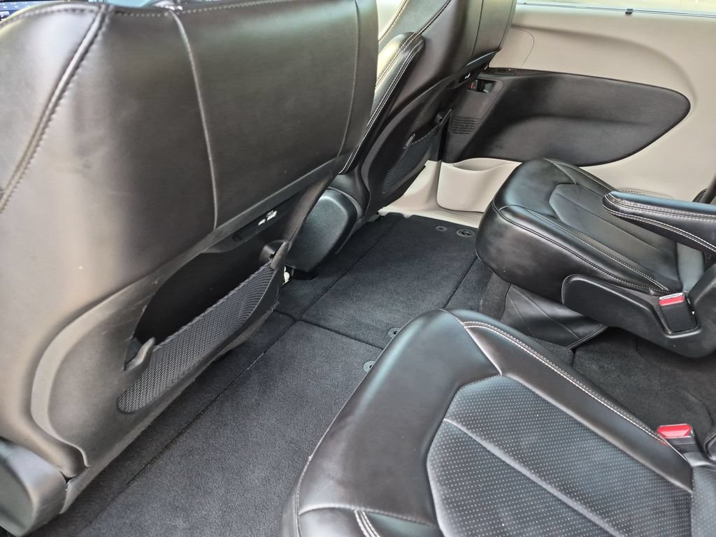 Used 2023 Chrysler Pacifica Touring-L FWD image 32