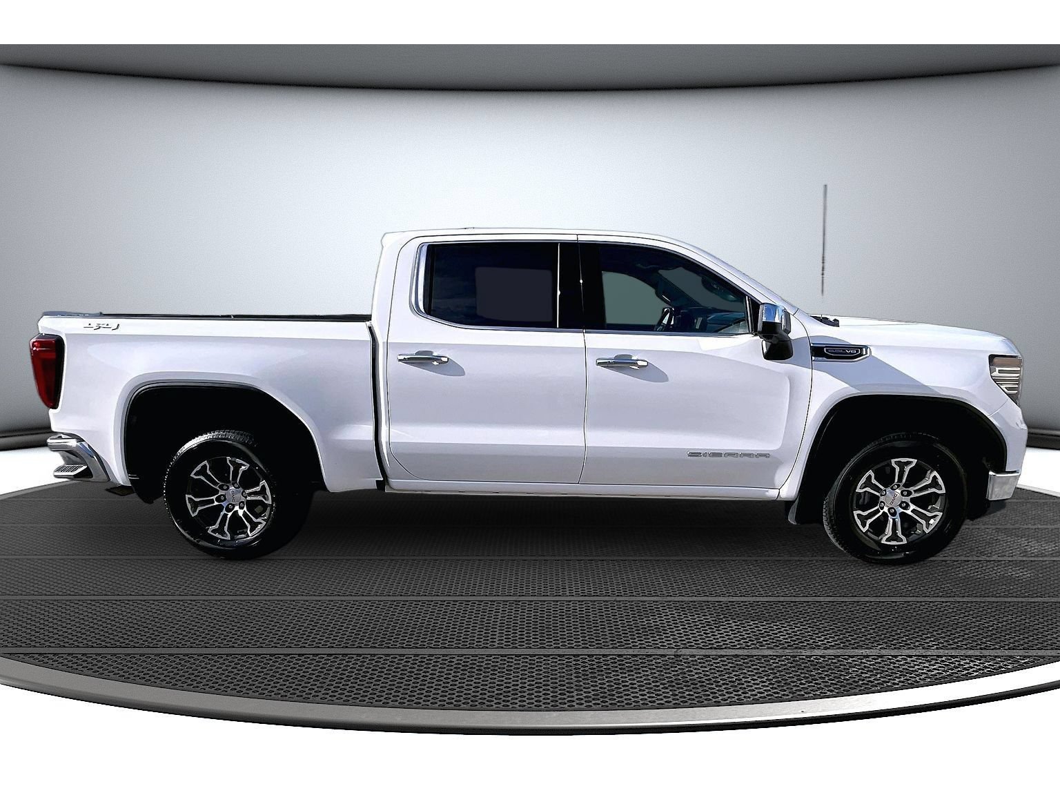 Used 2025 GMC Sierra 1500 SLT AWD/4WD image 16