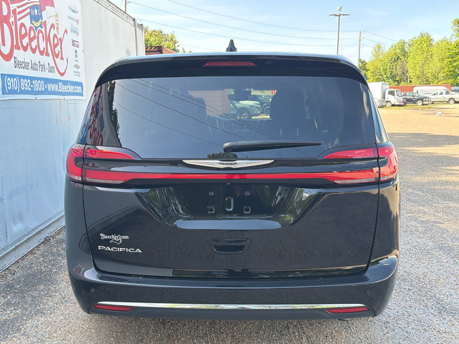 Used 2024 Chrysler Pacifica Touring-L FWD image 4