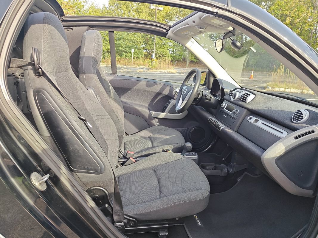 Used 2015 smart fortwo passion image 19