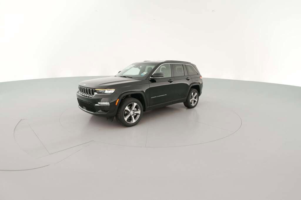 New 2025 Jeep Grand Cherokee Limited w/ Trailer Tow Package image 4