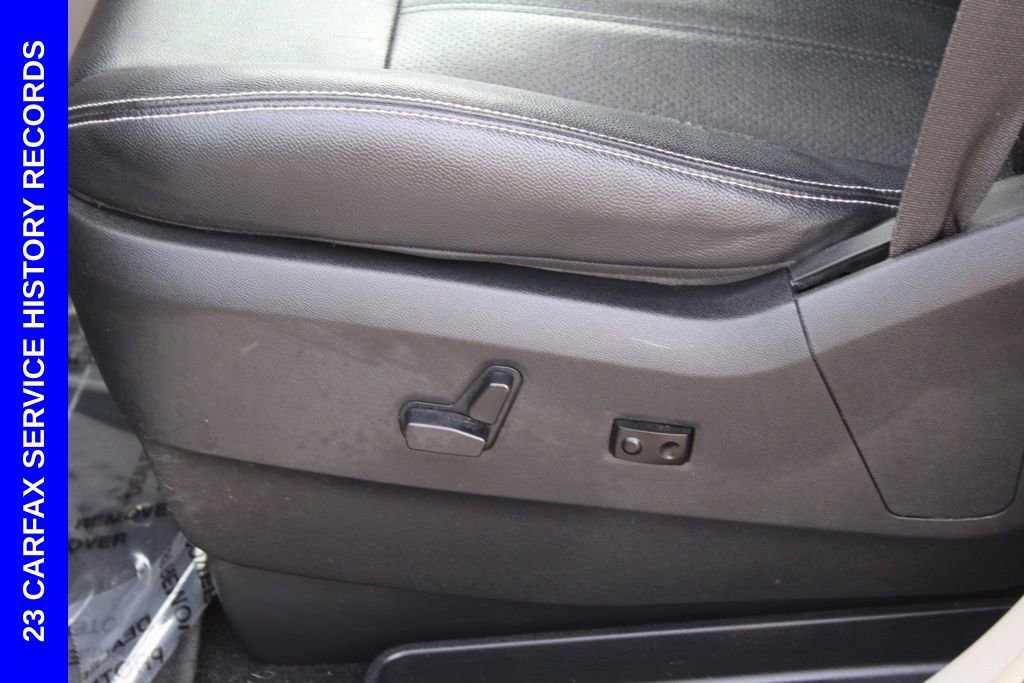 Used 2016 Chrysler Town & Country Touring-L image 17