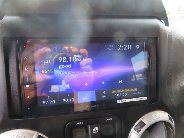 Used 2015 Jeep Wrangler Unlimited Sahara w/ Connectivity Group AWD/4WD image 27