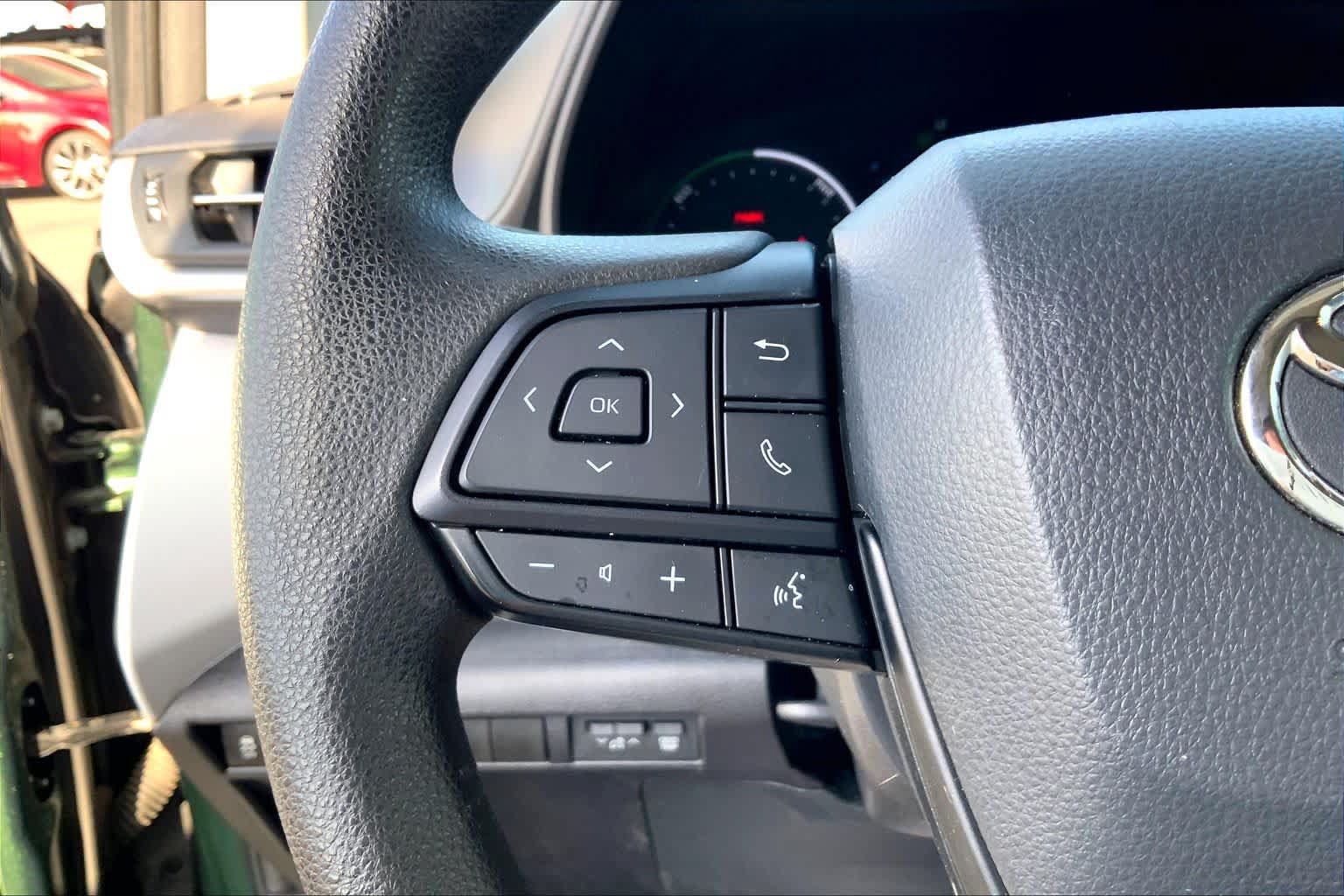 Used 2025 Toyota Sienna LE w/ LE Plus Package FWD image 24