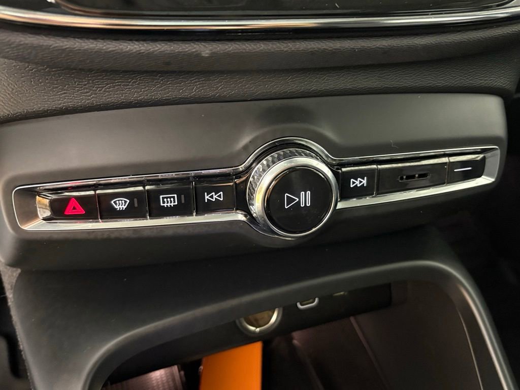 Used 2023 Volvo XC40 B5 Ultimate w/ Protection Package Premier image 28