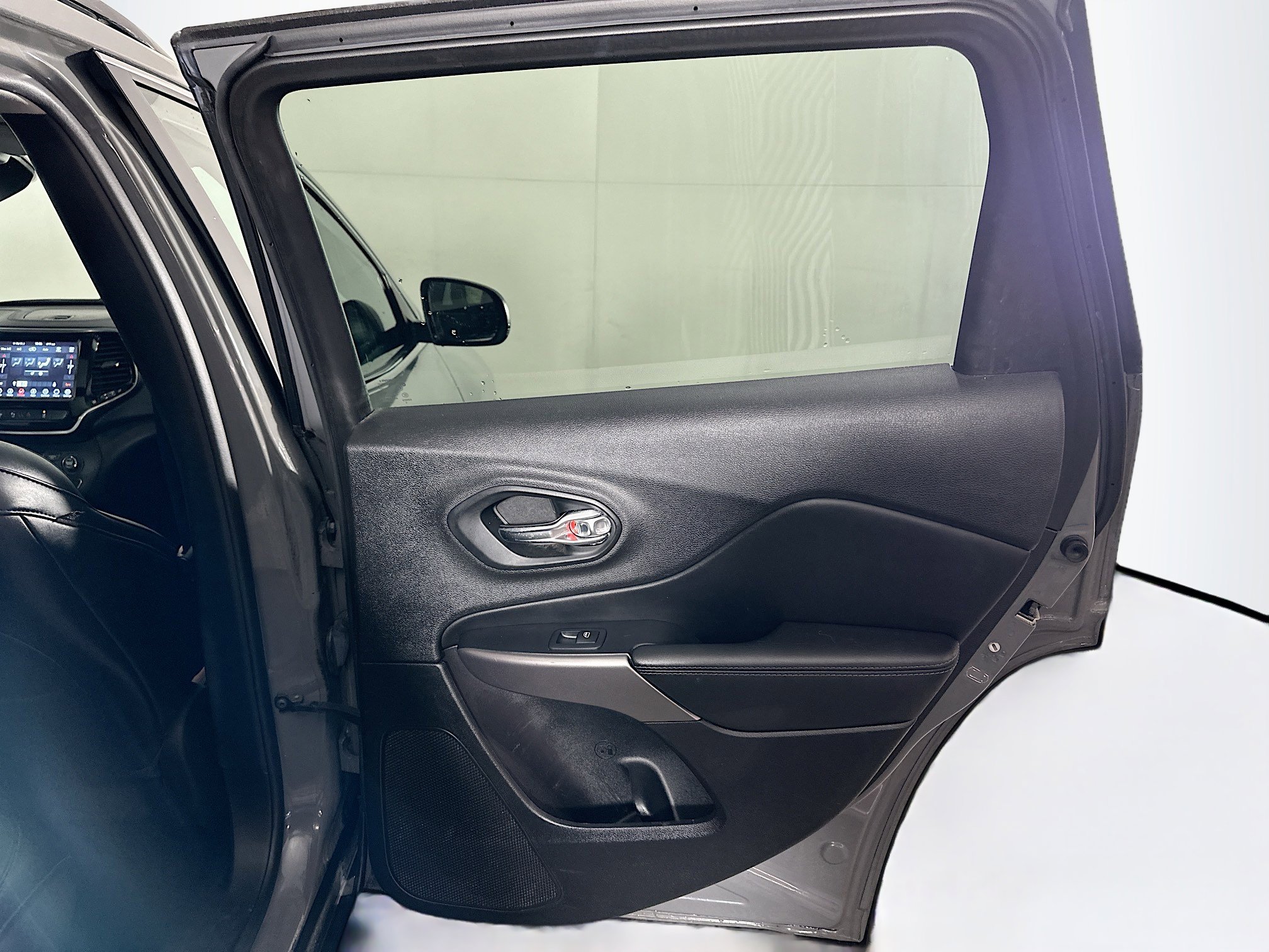 Used 2022 Jeep Cherokee Limited image 31