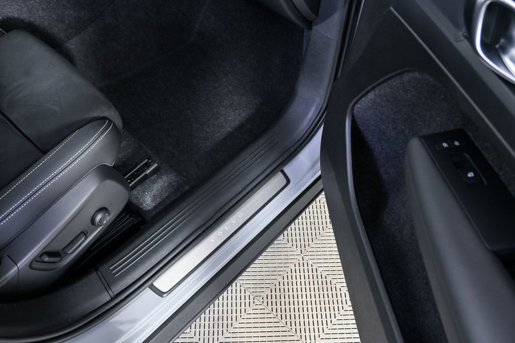 Certified 2025 Volvo XC40 B5 Plus image 26