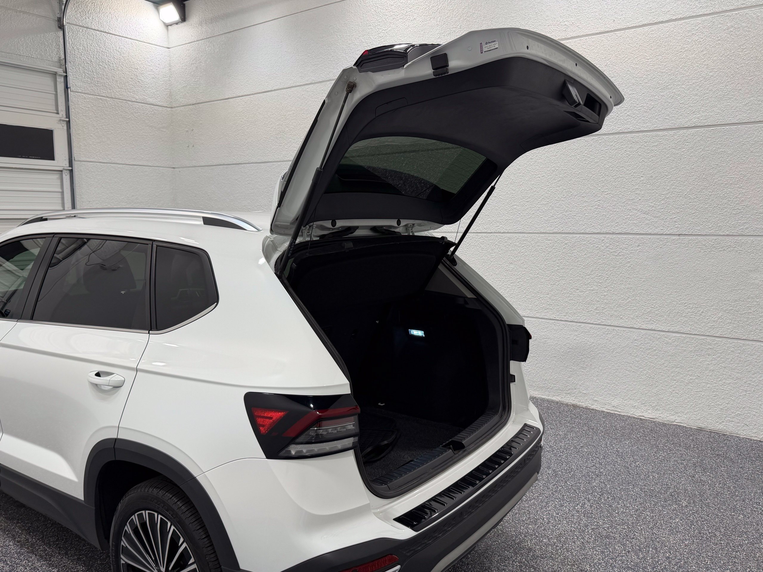 Certified 2025 Volkswagen Taos SE FWD image 23
