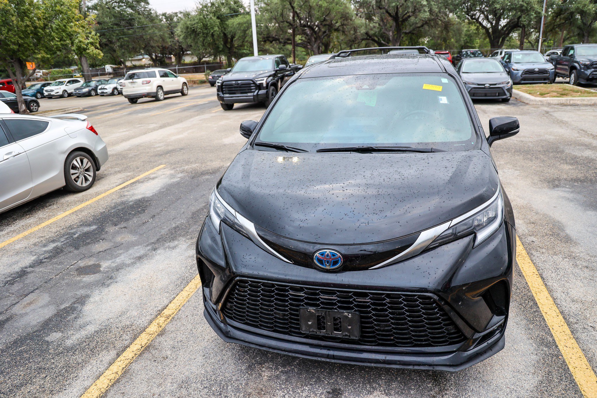 Used 2024 Toyota Sienna XSE w/ XSE Premium Package AWD/4WD image 4