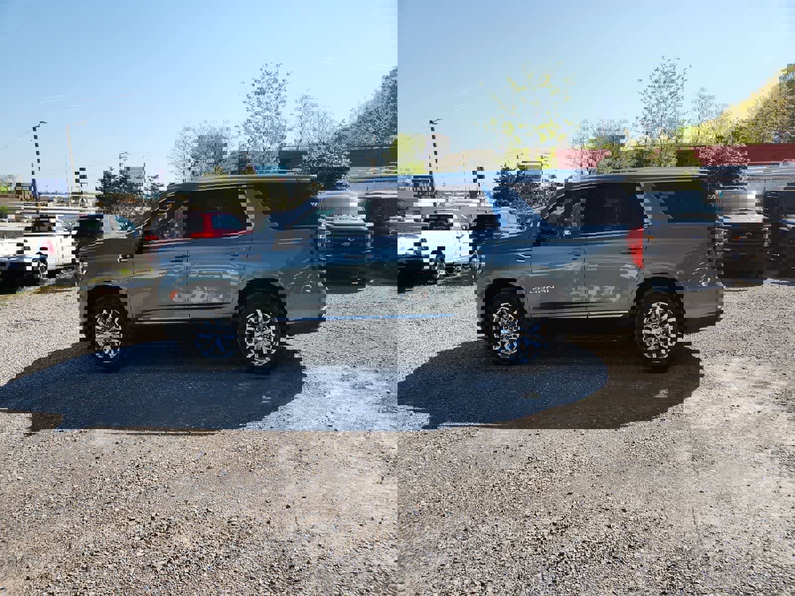 Used 2023 GMC Yukon SLT w/ SLT Premium Package image 2