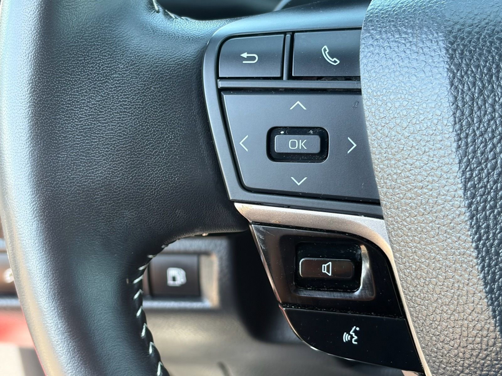 Used 2025 Toyota Camry SE w/ Multimedia Upgrade Package FWD image 16