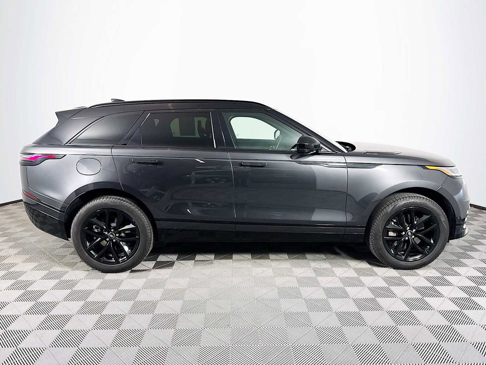 Used 2025 Land Rover Range Rover Velar Dynamic SE image 4