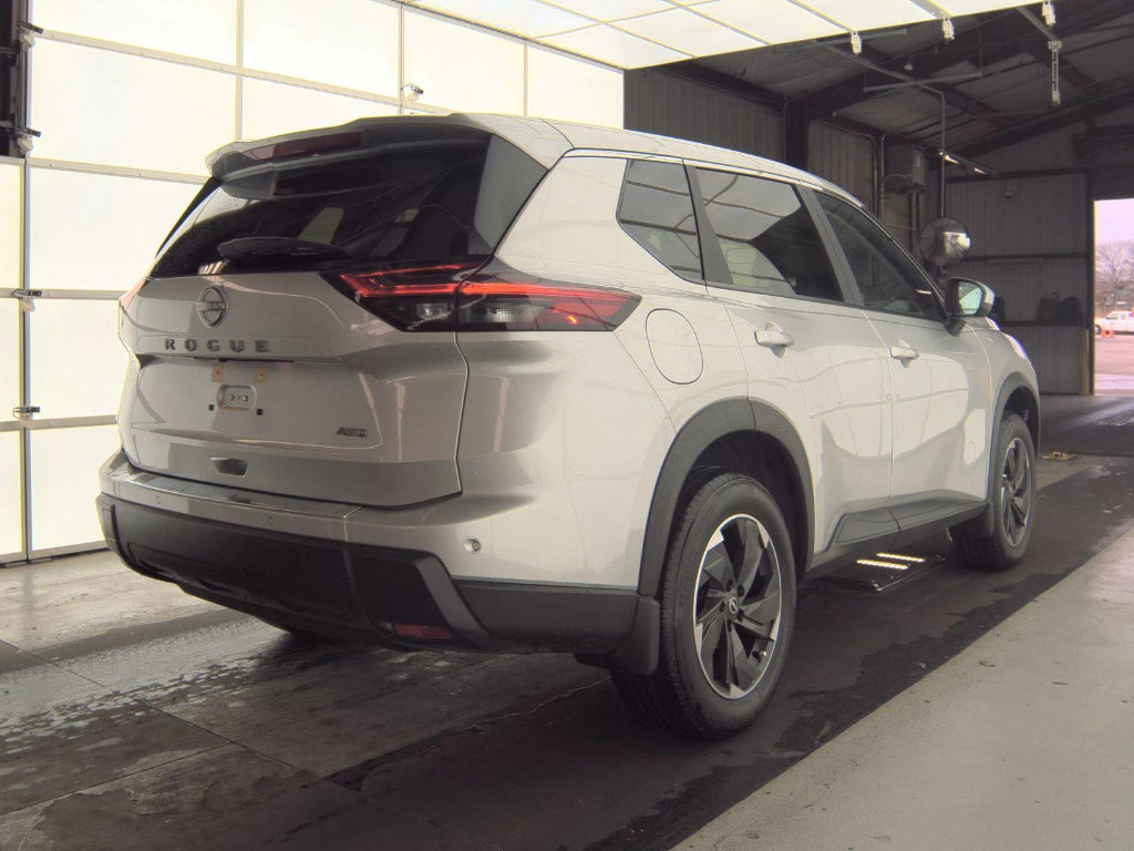 Used 2025 Nissan Rogue SV image 3