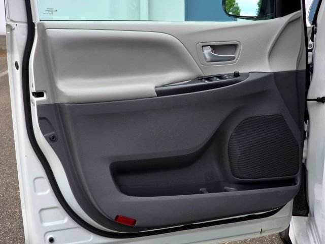 Used 2019 Toyota Sienna LE w/ LE Preferred Package FWD image 28