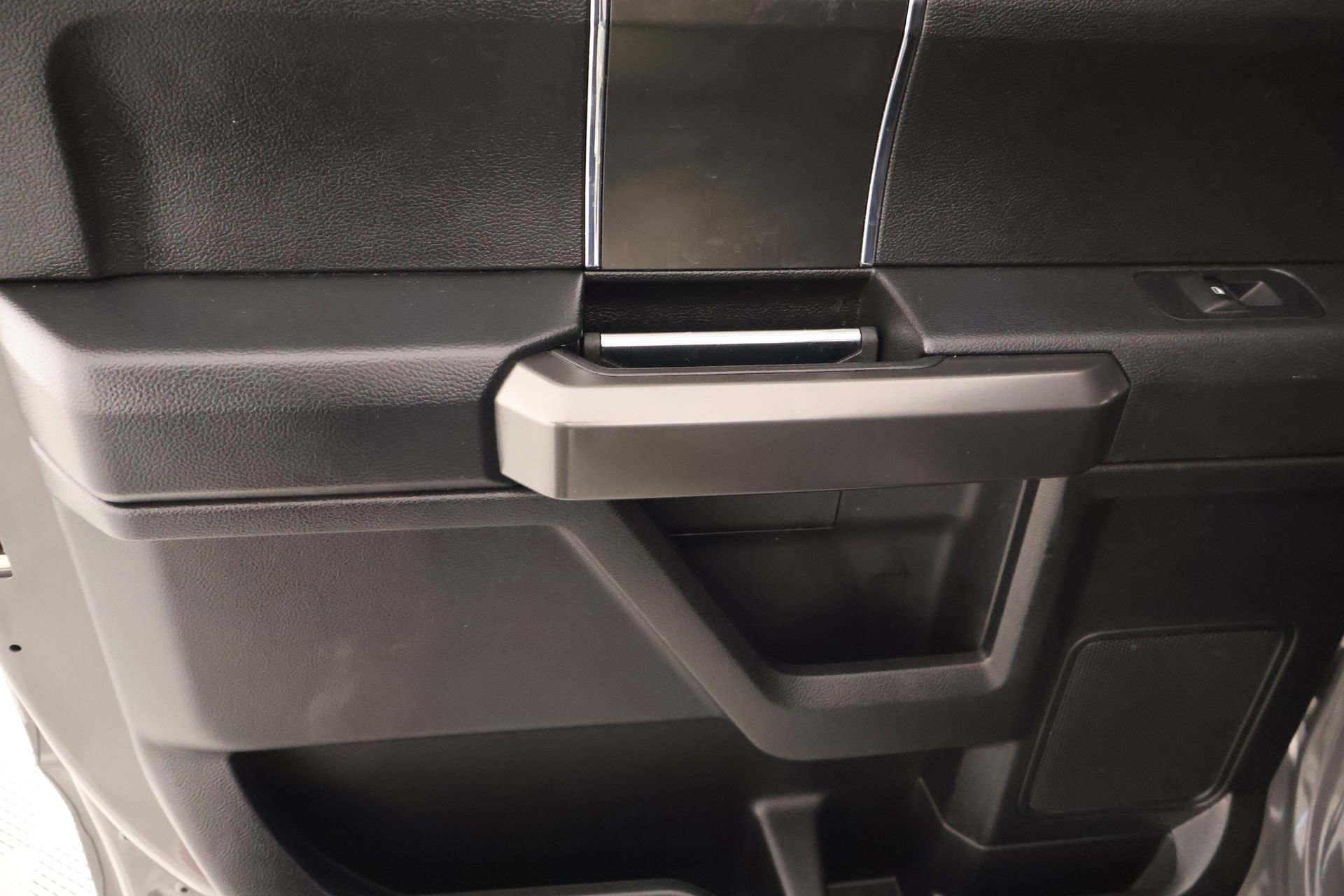 Used 2018 Ford F150 XLT w/ Equipment Group 302A Luxury AWD/4WD image 18