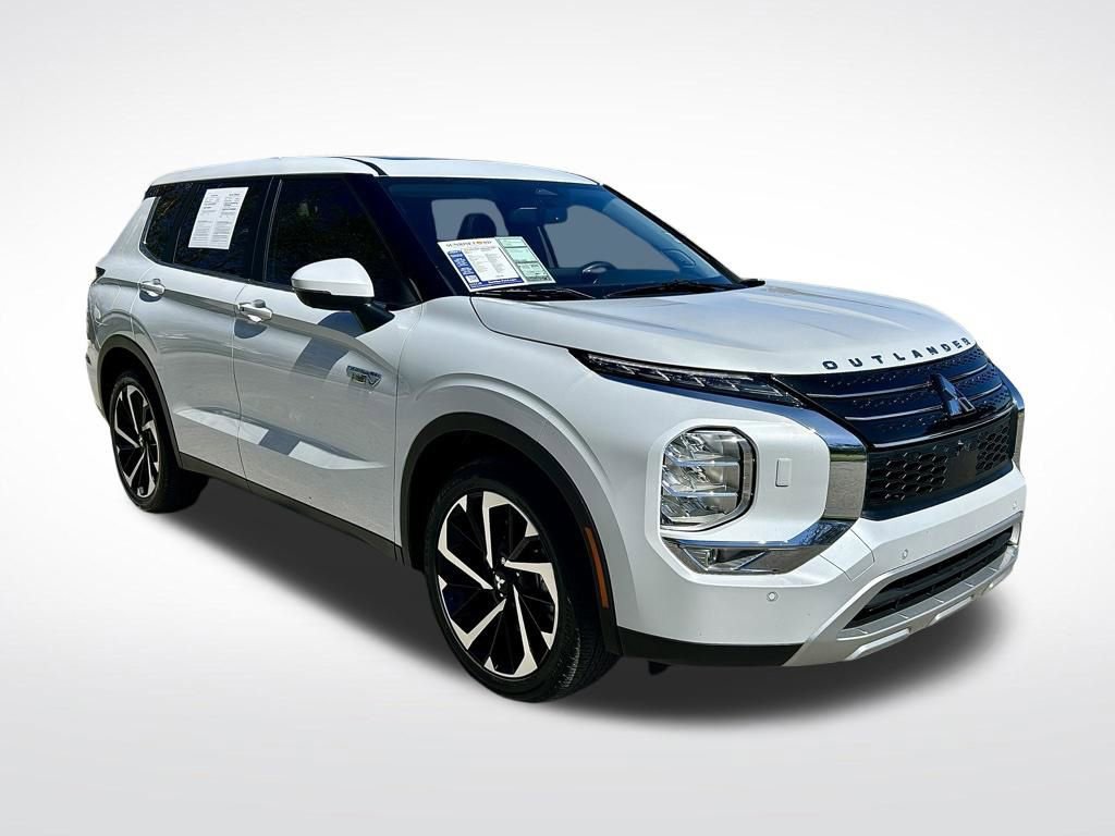 Used 2025 Mitsubishi Outlander 4WD Plug-In Hybrid image 3