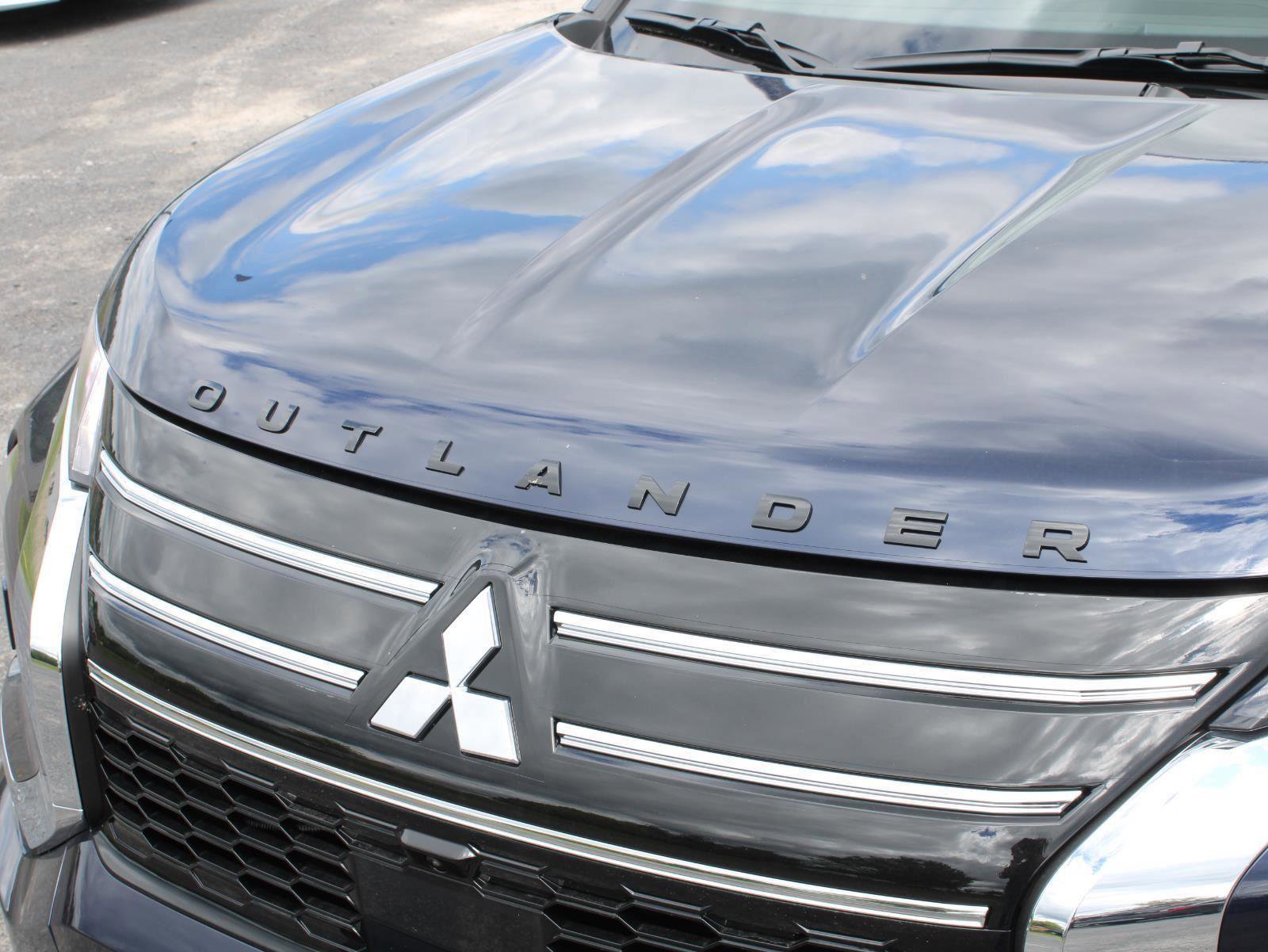 New 2025 Mitsubishi Outlander SE image 3