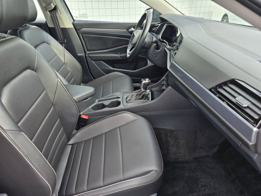 Used 2024 Volkswagen Jetta SE image 45