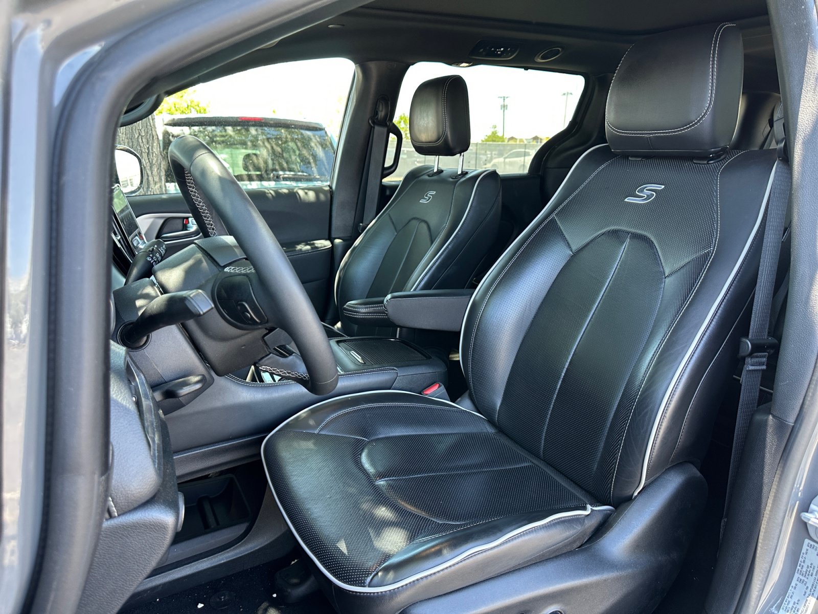 Used 2025 Chrysler Pacifica Limited FWD image 14