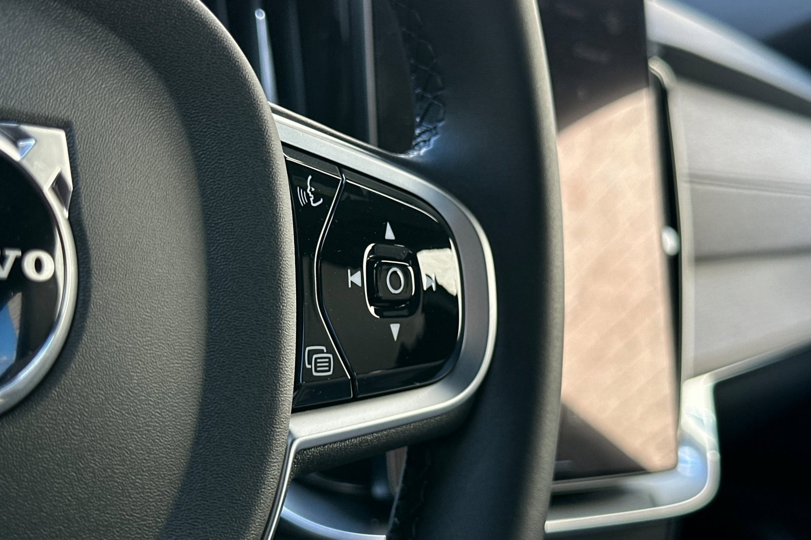 New 2026 Volvo XC90 B6 Plus w/ Protection Package Premier image 30