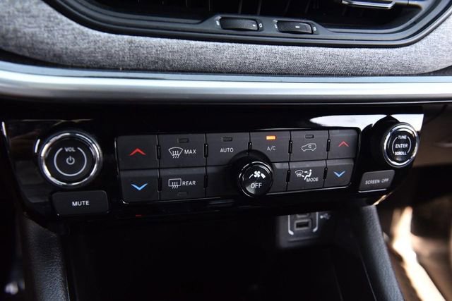 Used 2025 Jeep Compass Latitude w/ Sun & Sound Group AWD/4WD image 16