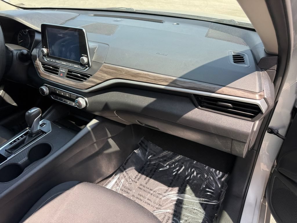 Used 2025 Nissan Altima 2.5 SV FWD image 16
