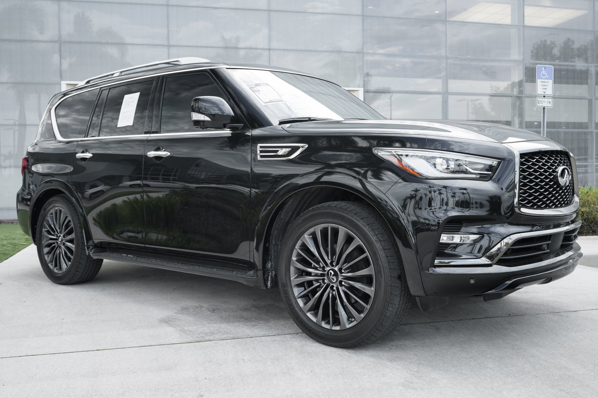 Used 2024 INFINITI QX80 Sensory image 3