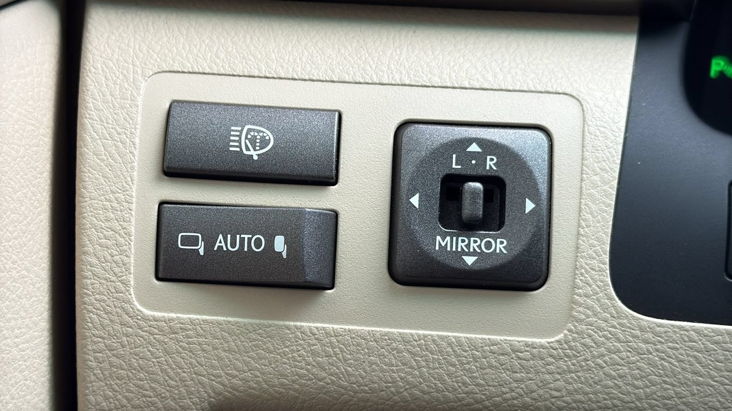 Used 2013 Lexus LX 570 4WD w/ Luxury Pkg image 24