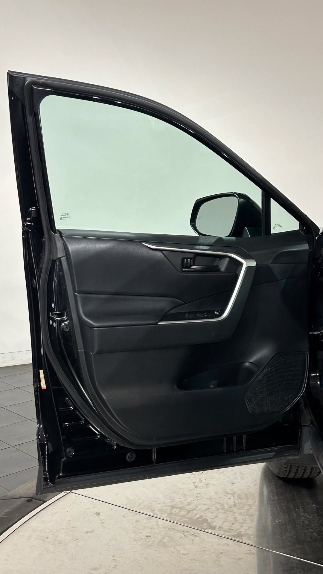 Used 2022 Toyota RAV4 LE AWD/4WD image 32