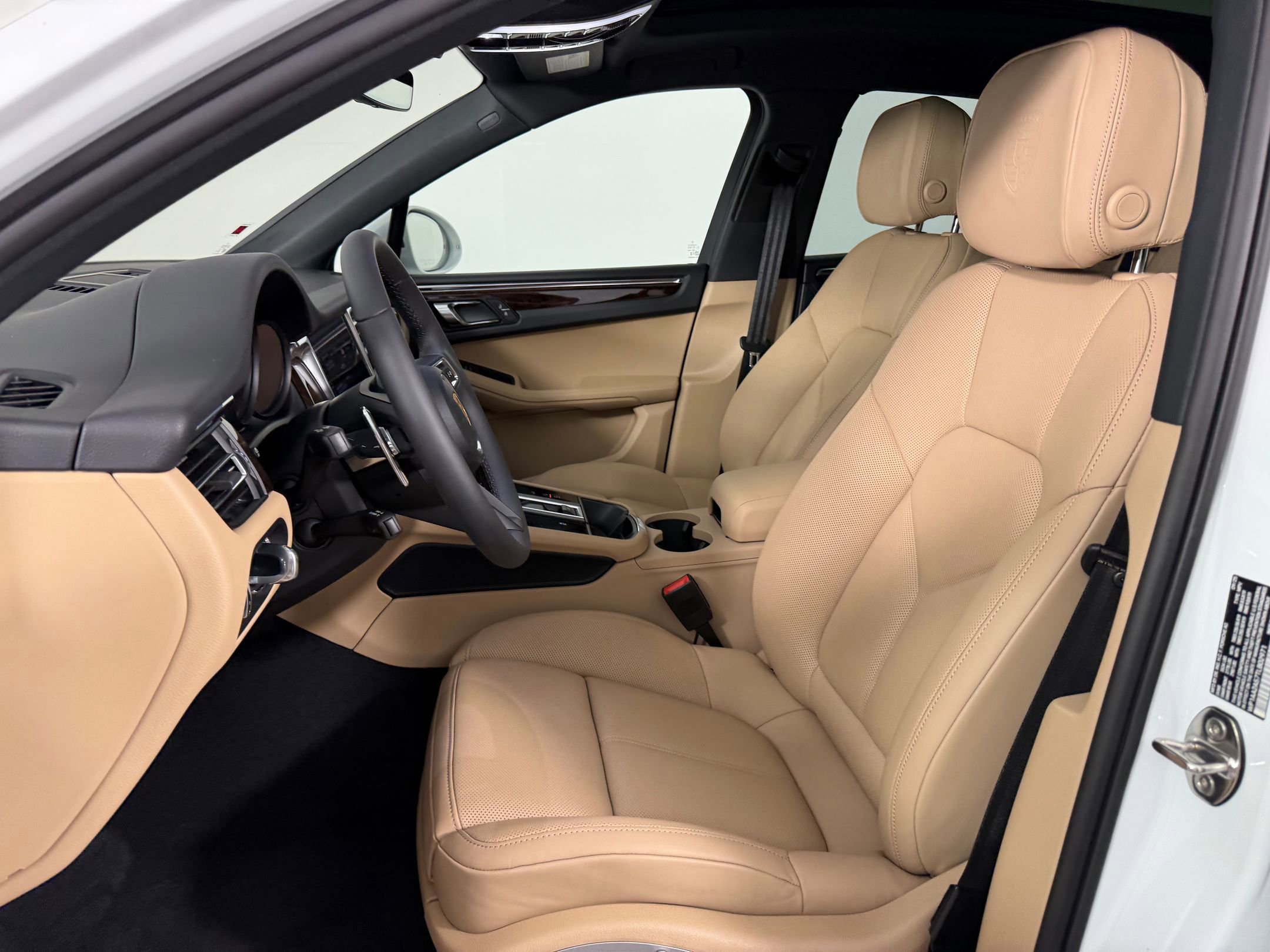 Certified 2026 Porsche Macan AWD/4WD image 5