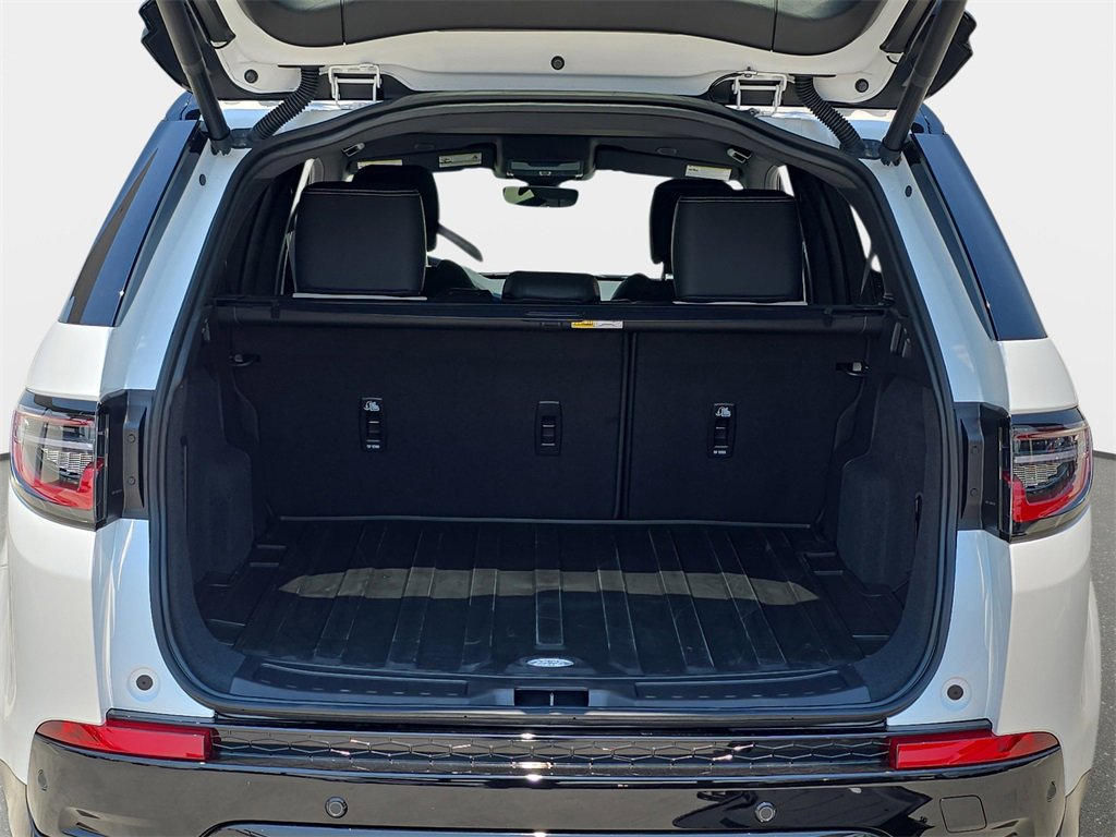 New 2025 Land Rover Discovery Sport Dynamic SE image 12