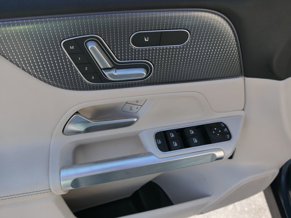 Used 2022 Mercedes-Benz GLB 250 4MATIC image 14
