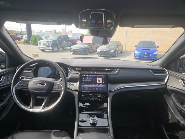 Used 2025 Jeep Grand Cherokee Limited w/ Black Appearance Package image 16