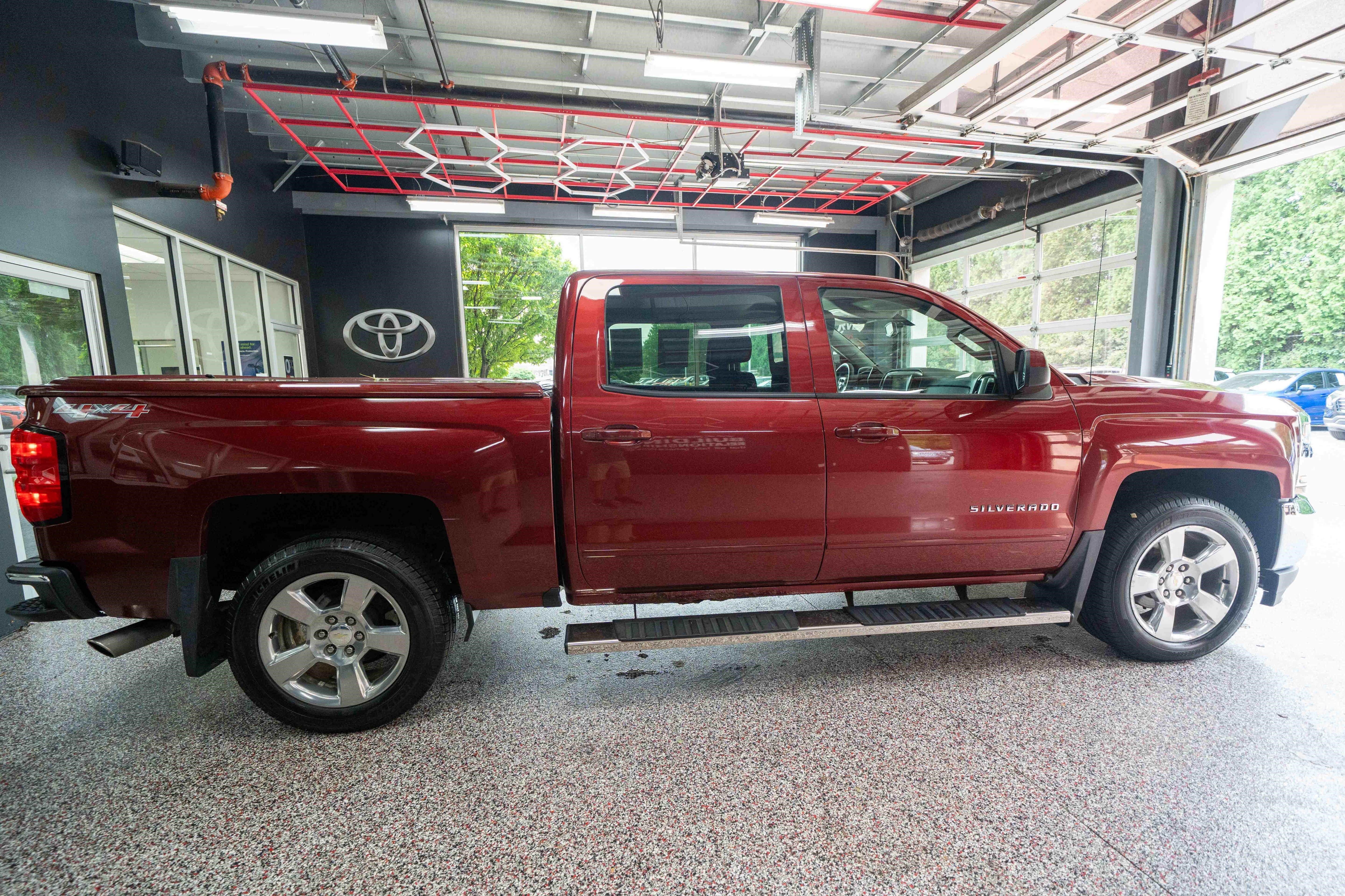 Used 2017 Chevrolet Silverado 1500 LT w/ All Star Edition AWD/4WD image 4