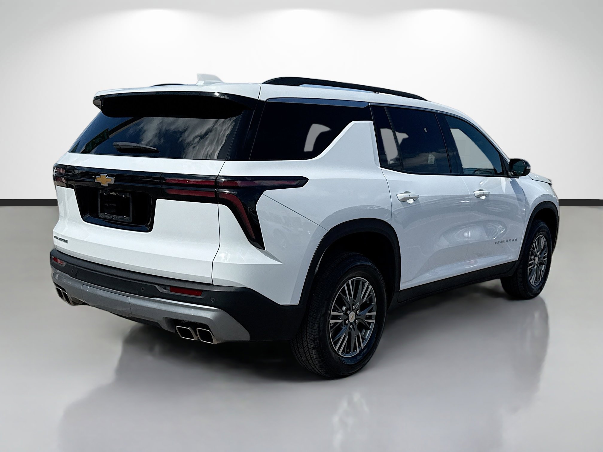 Used 2025 Chevrolet Traverse LT image 3