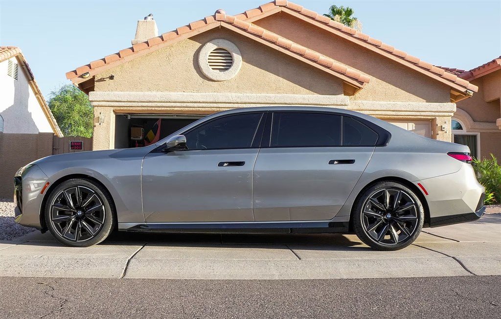 Used 2024 BMW 760i xDrive AWD/4WD image 1