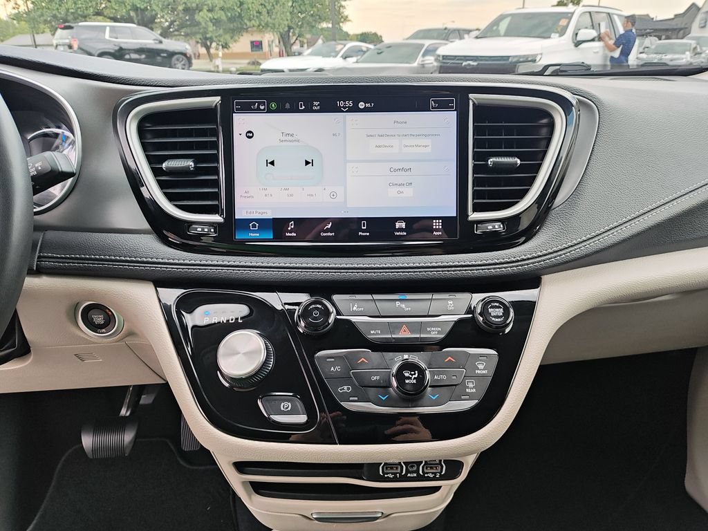 Used 2023 Chrysler Pacifica Touring-L FWD image 21