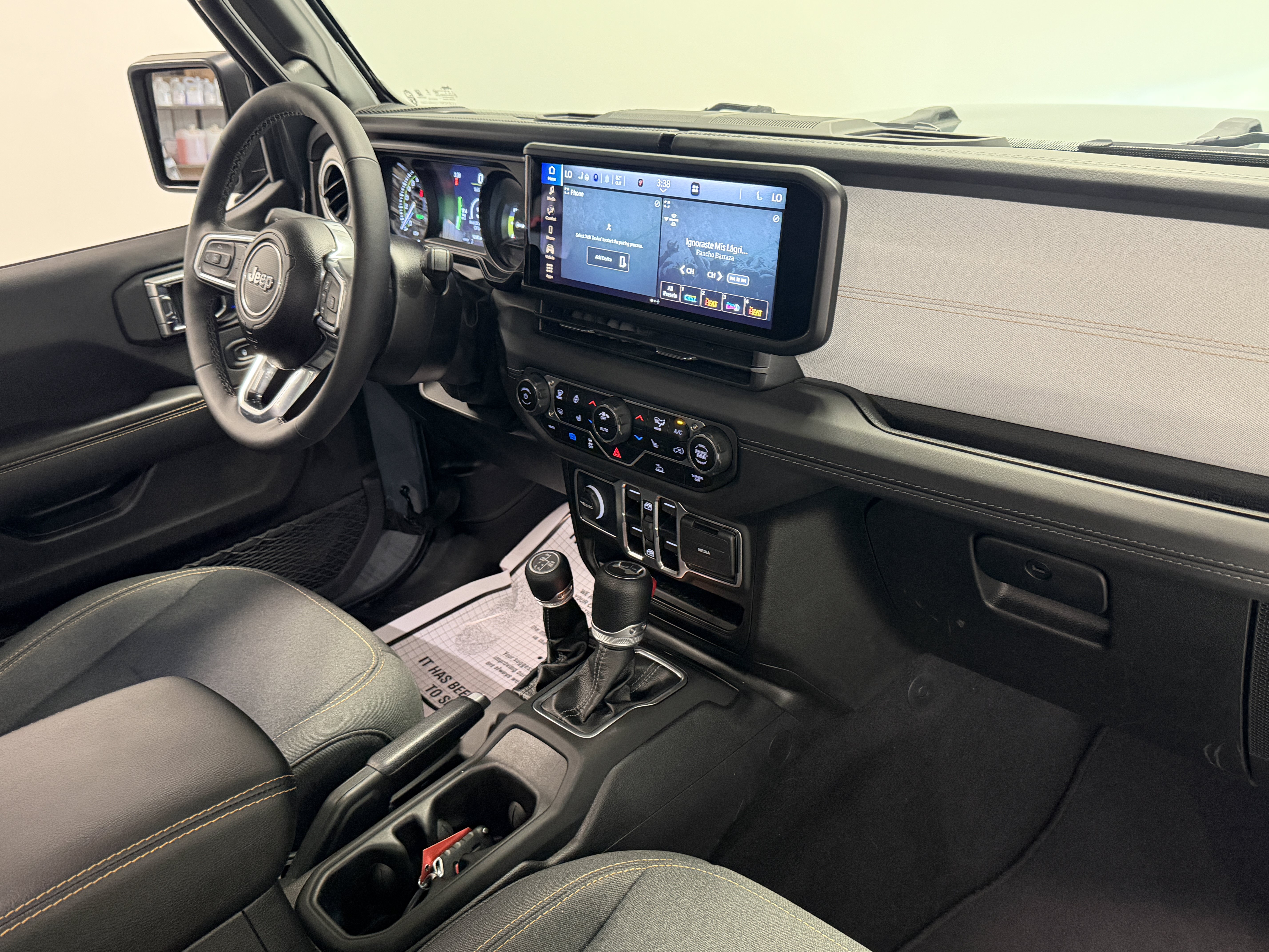 Used 2025 Jeep Wrangler Unlimited Sahara AWD/4WD image 18