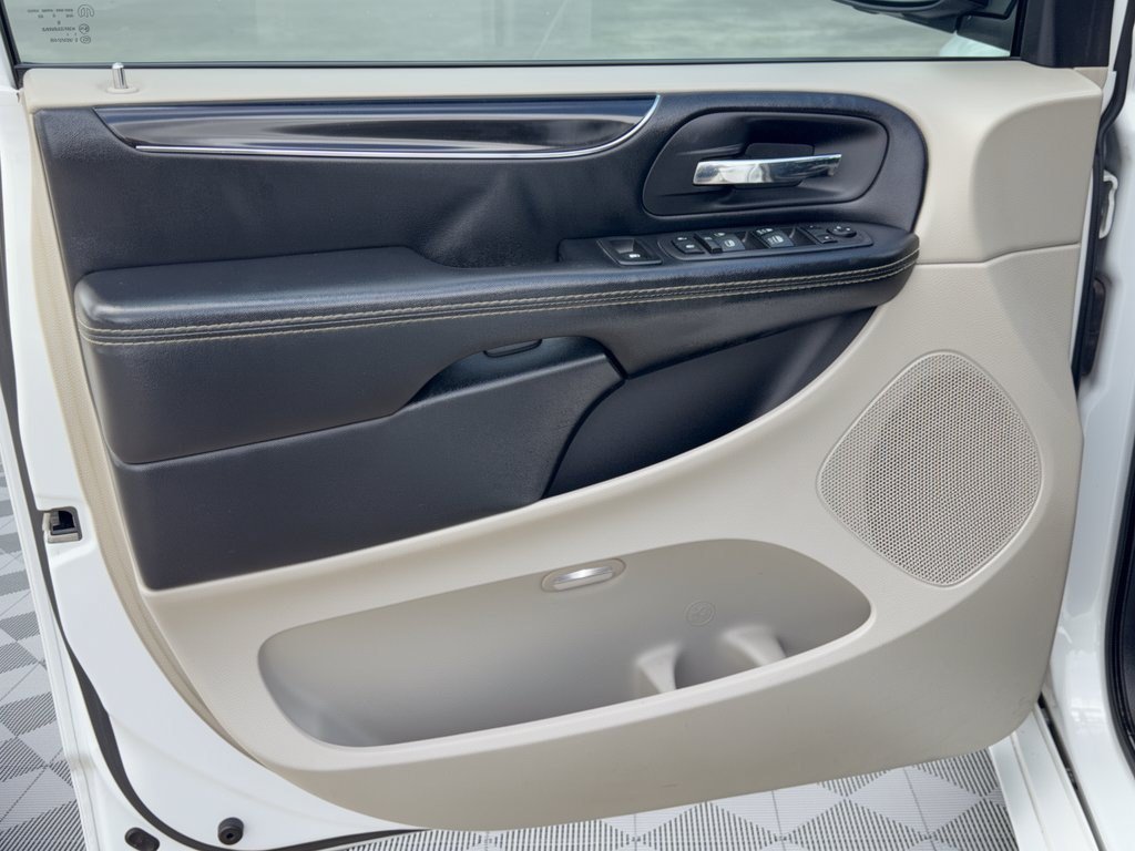 Used 2019 Dodge Grand Caravan SXT FWD image 14