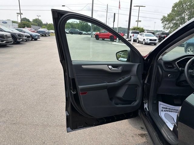 Used 2021 Ford Escape SE w/ Cold Weather Package AWD/4WD image 12