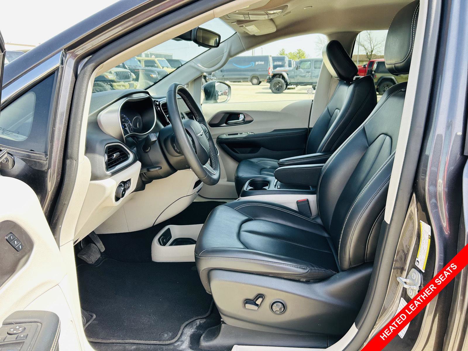 Used 2023 Chrysler Pacifica Touring-L image 3