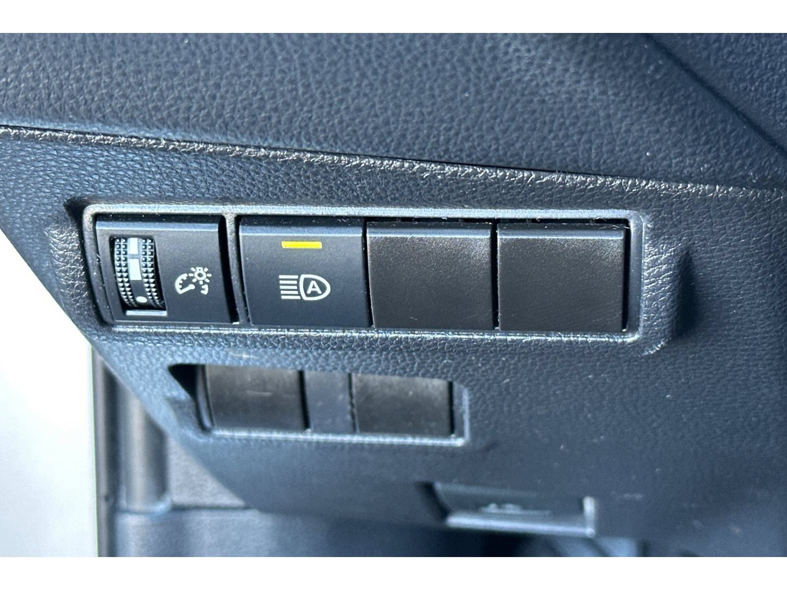 Used 2025 Toyota Corolla Cross XLE AWD/4WD image 31
